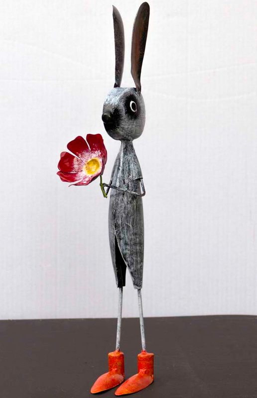 Hare med blomst